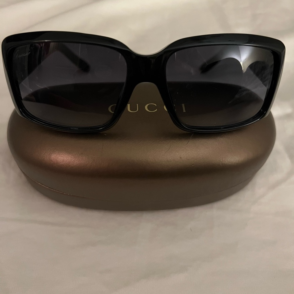 Gucci sunglasses black frames, silver GG logo and smoke black lens